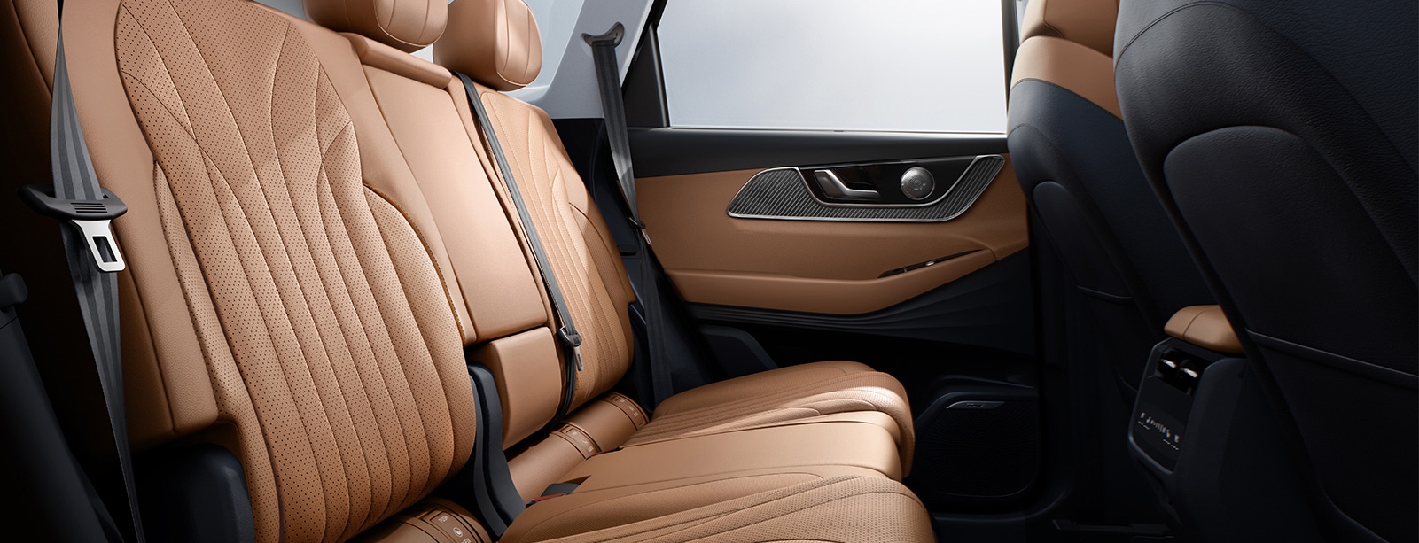 Premium diamond-stitched leather seats with TOM wood grain
